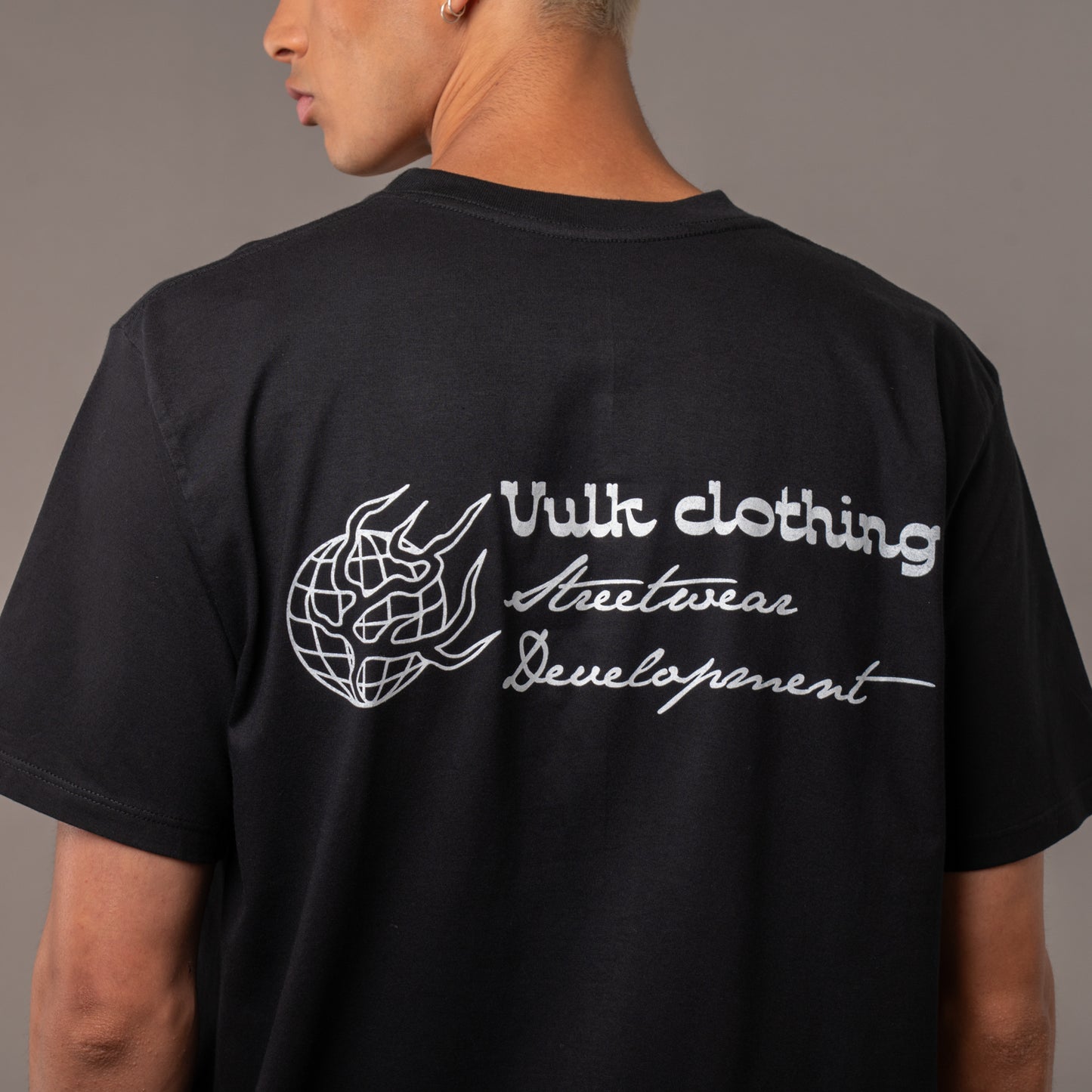 Remera Vulk World Black