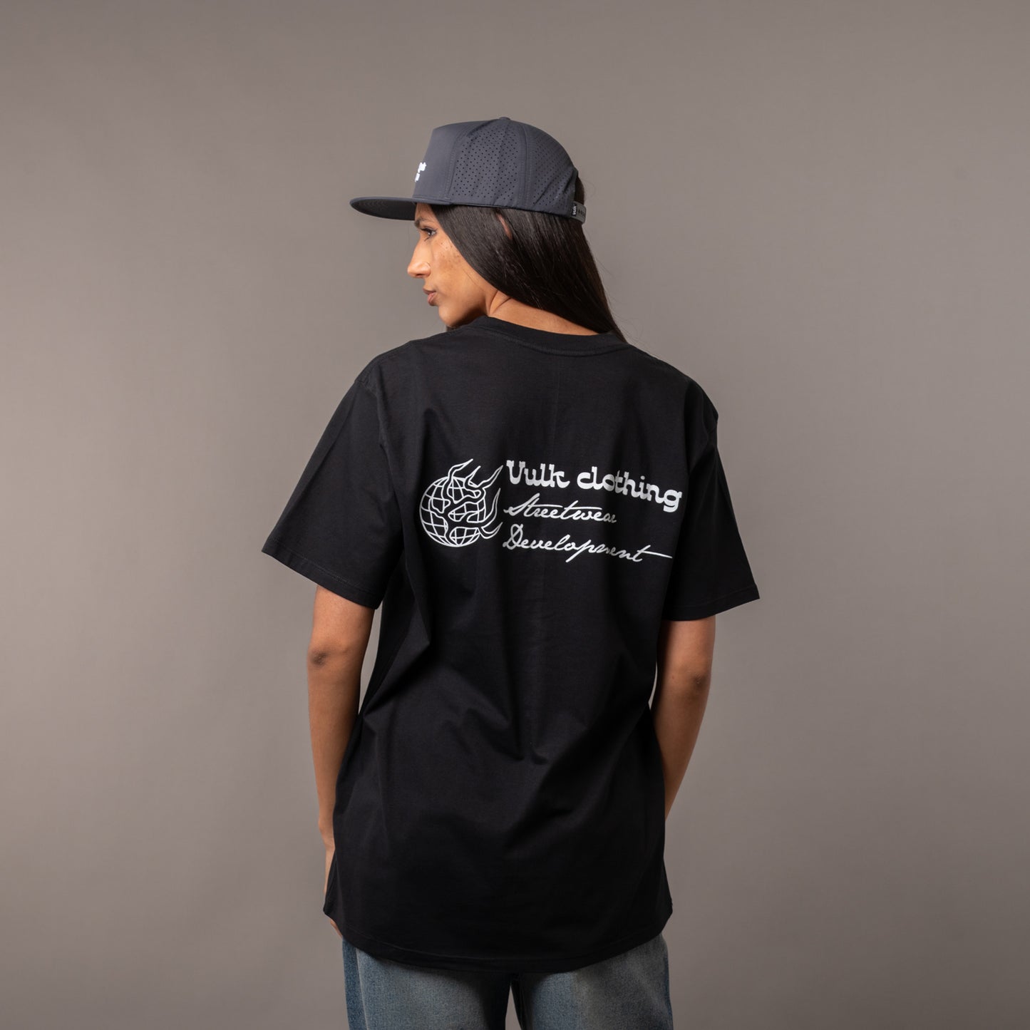 Remera Vulk World Black
