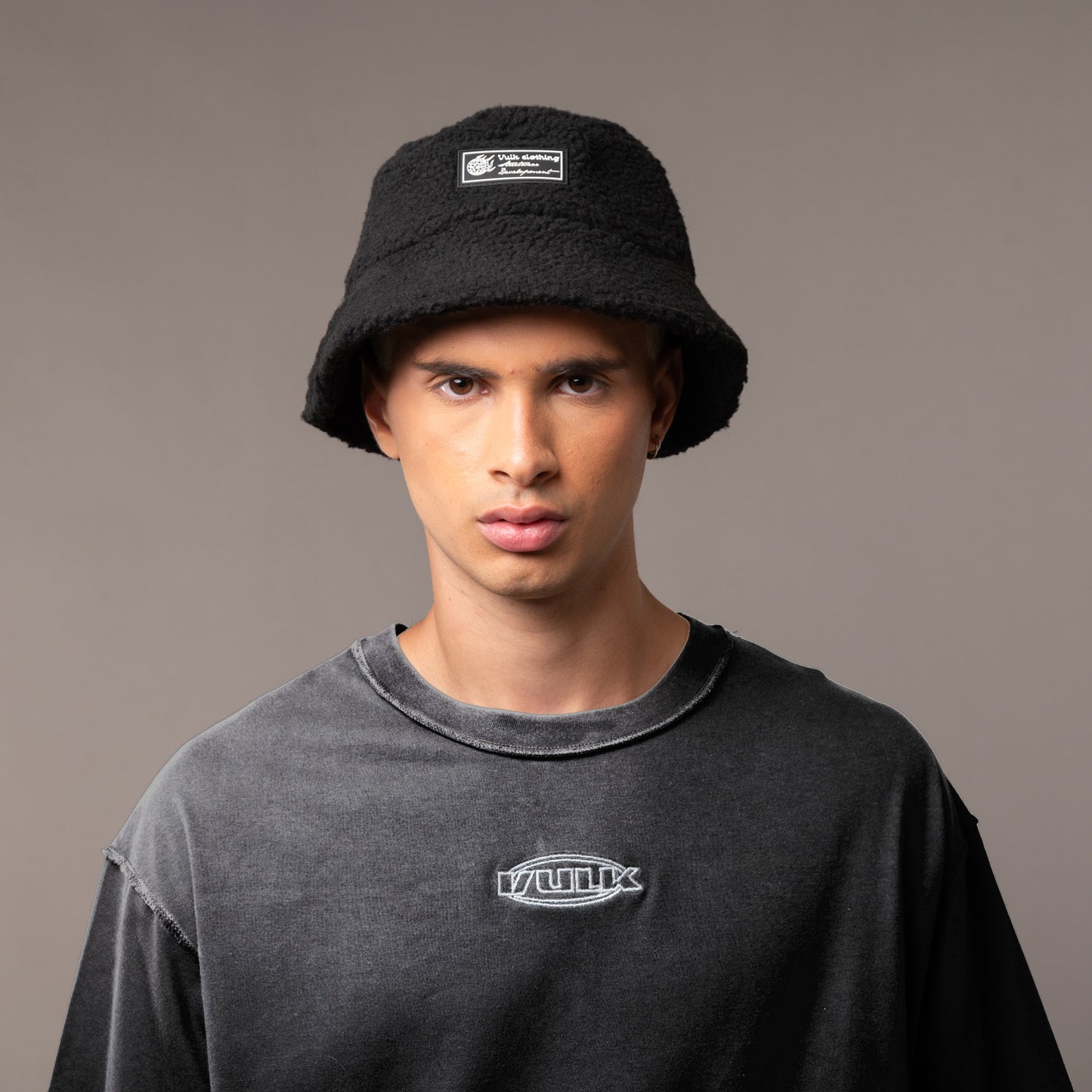 Remera Vulk Gotie Off Black