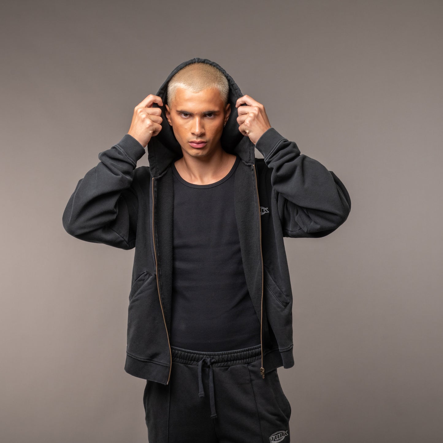 Campera Canguro Vulk Gotie Off Black