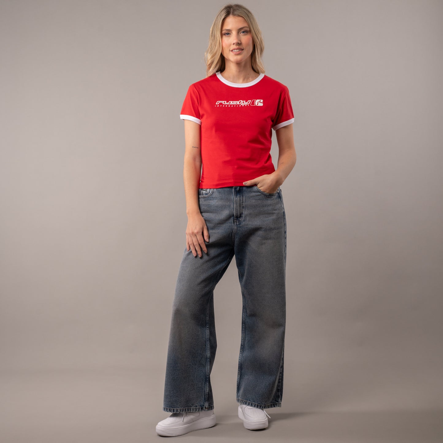Remera Rusty International Skimmer Ringer Salsa