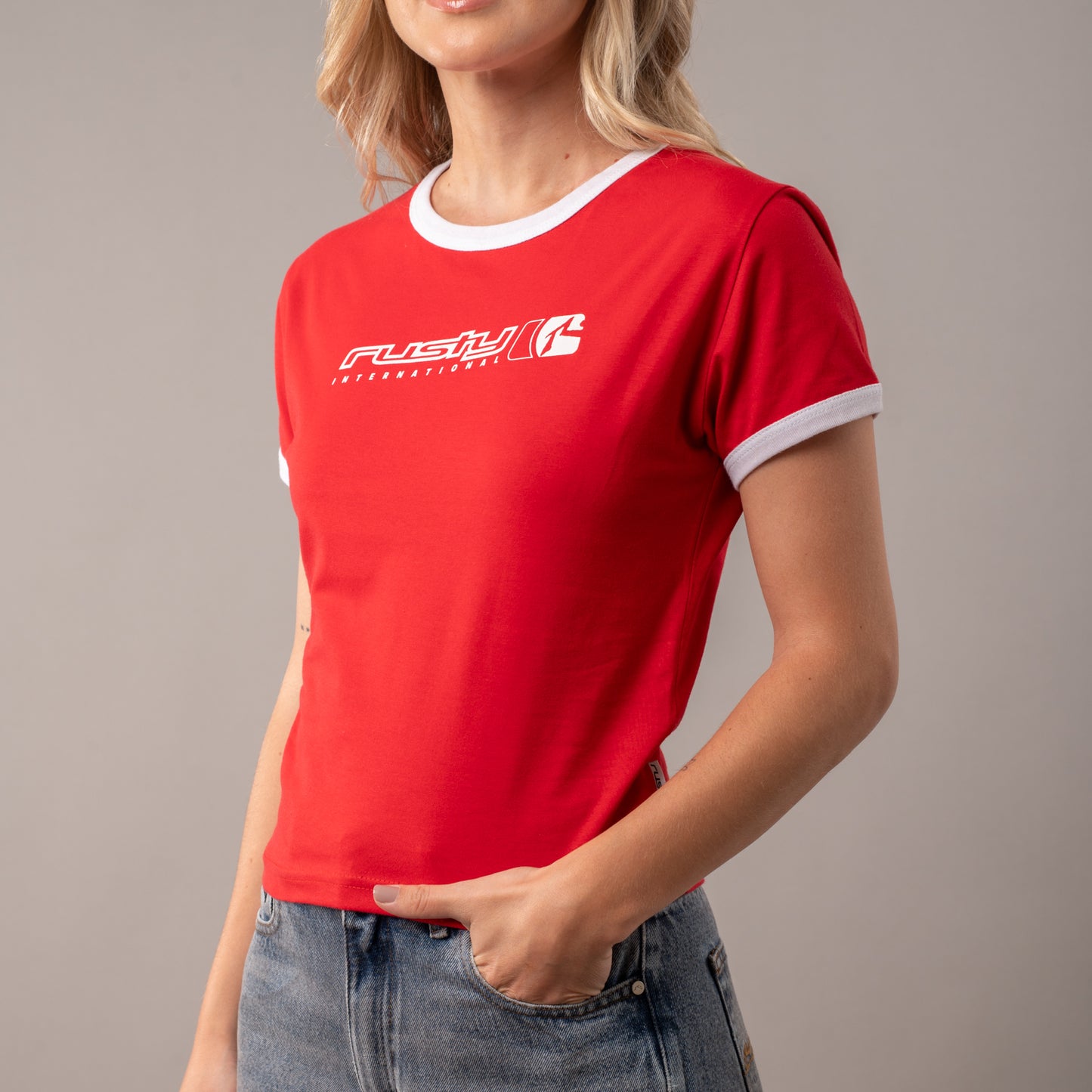 Remera Rusty International Skimmer Ringer Salsa
