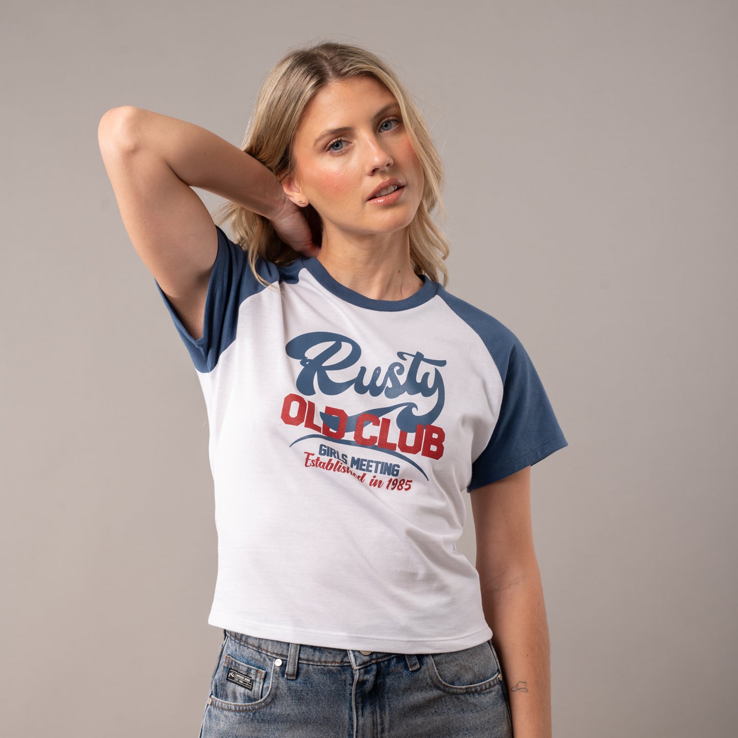 Remera Rusty Old Club Raglan Skimmer White
