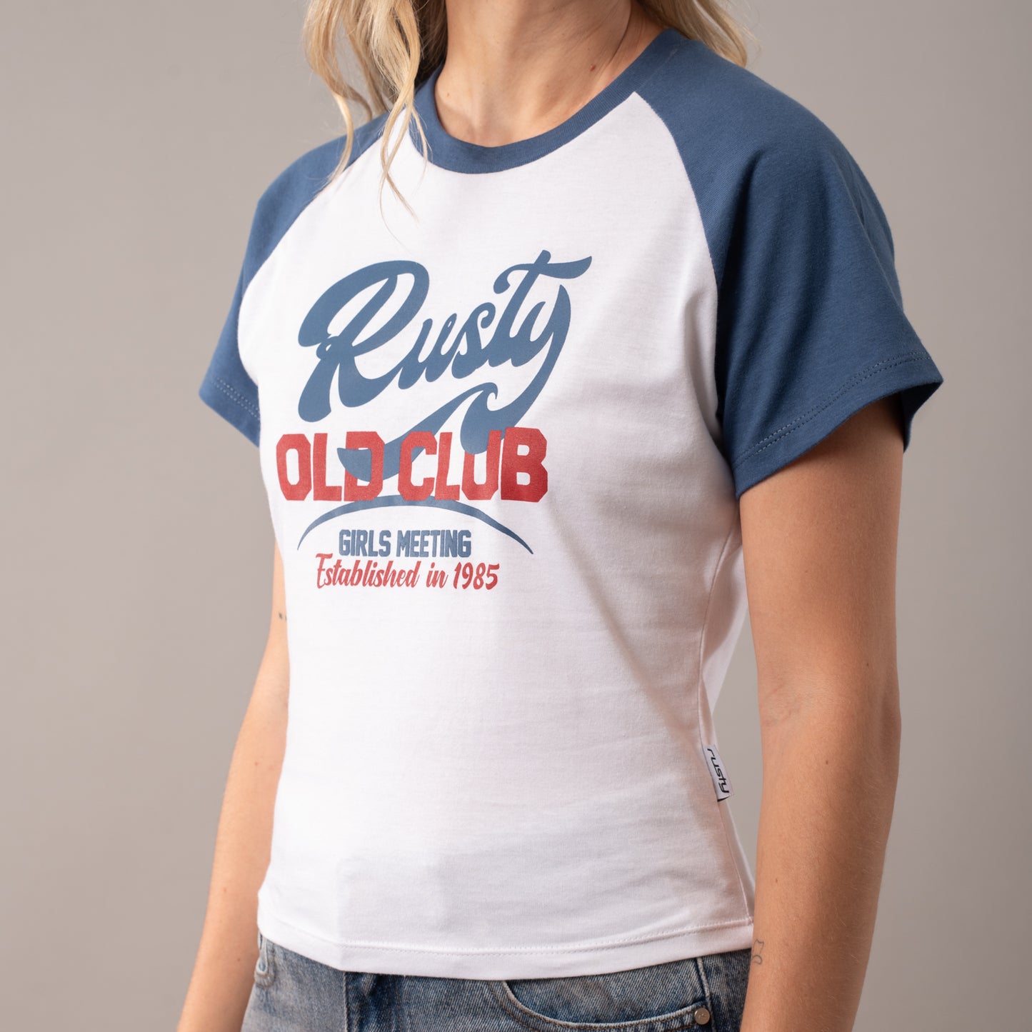 Remera Rusty Old Club Raglan Skimmer White