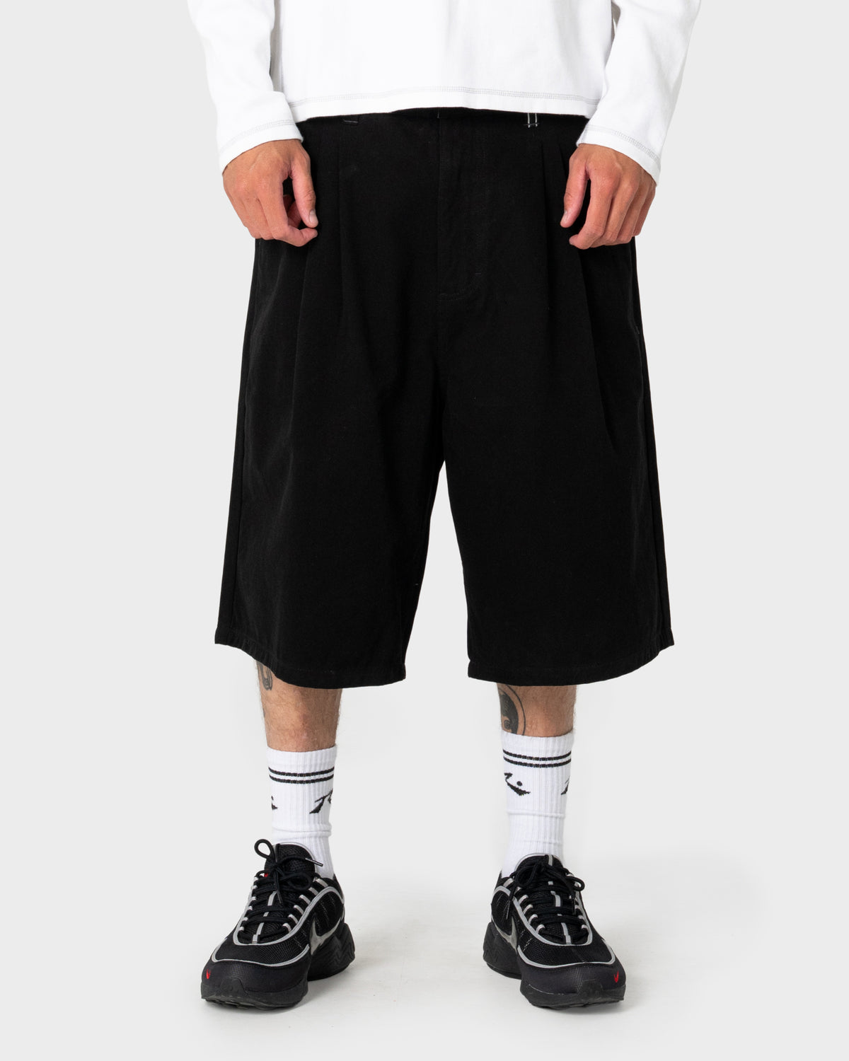 Bermuda Rusty Enigma Pleated Short Black