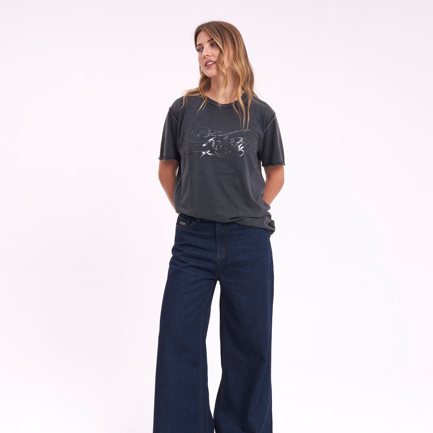 Remera Mc Rusty Script Diddy Relaxed Tee Ld Washed Black