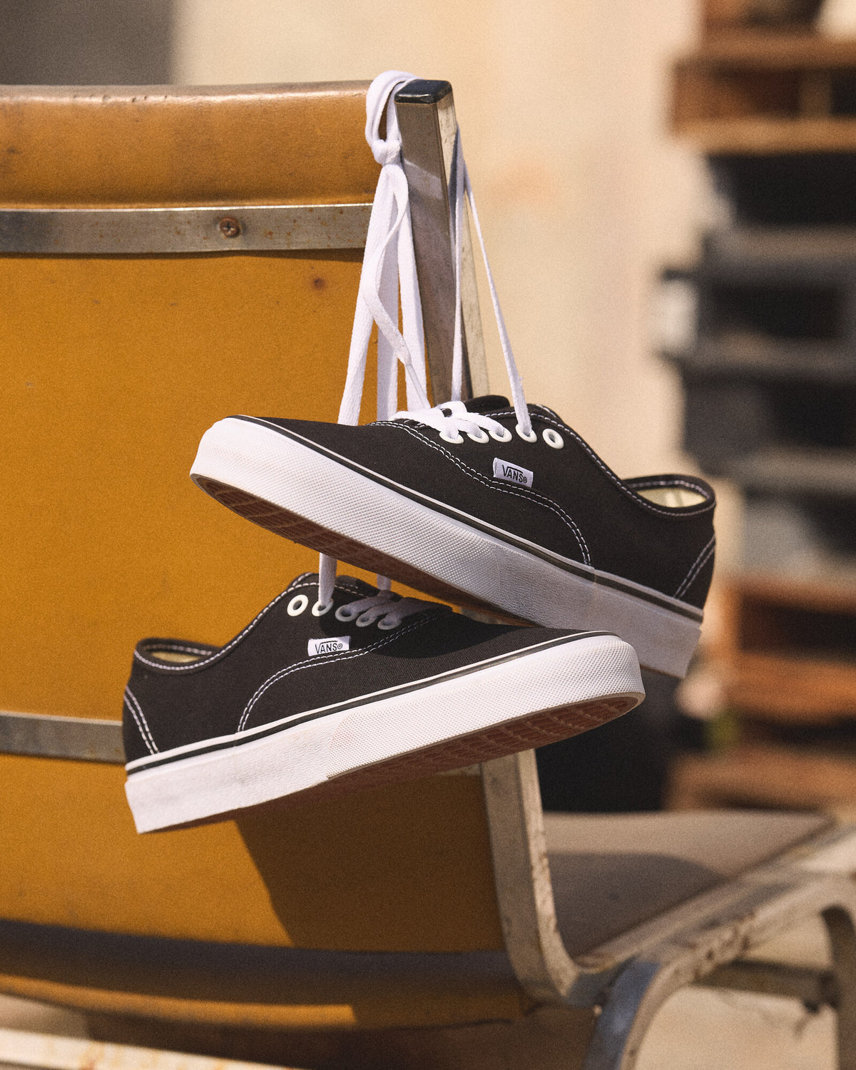 Zapatillas Vans UA Authentic Black/White