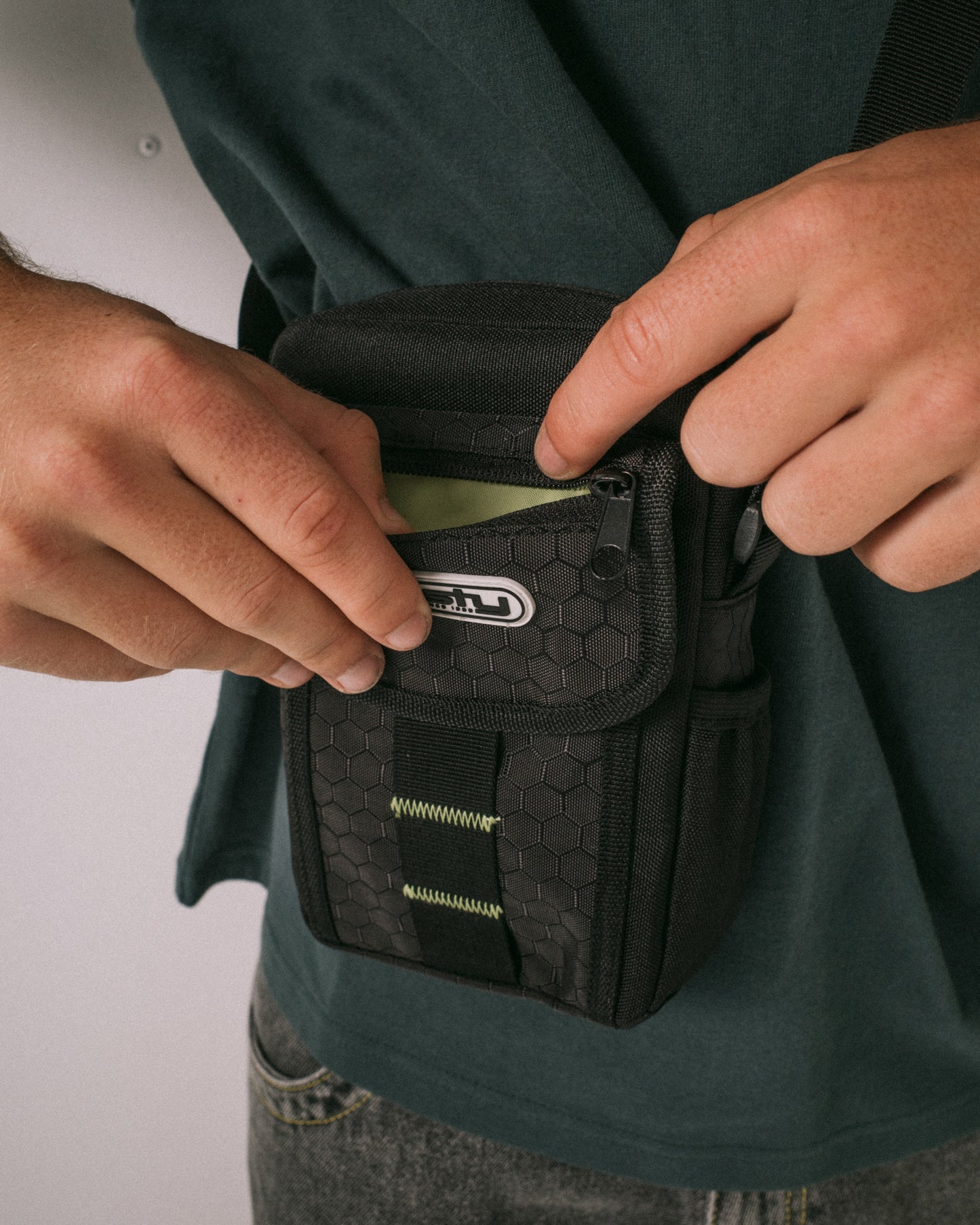 Bolso Rusty Voltage Crossbody Bag Black/Sulphur