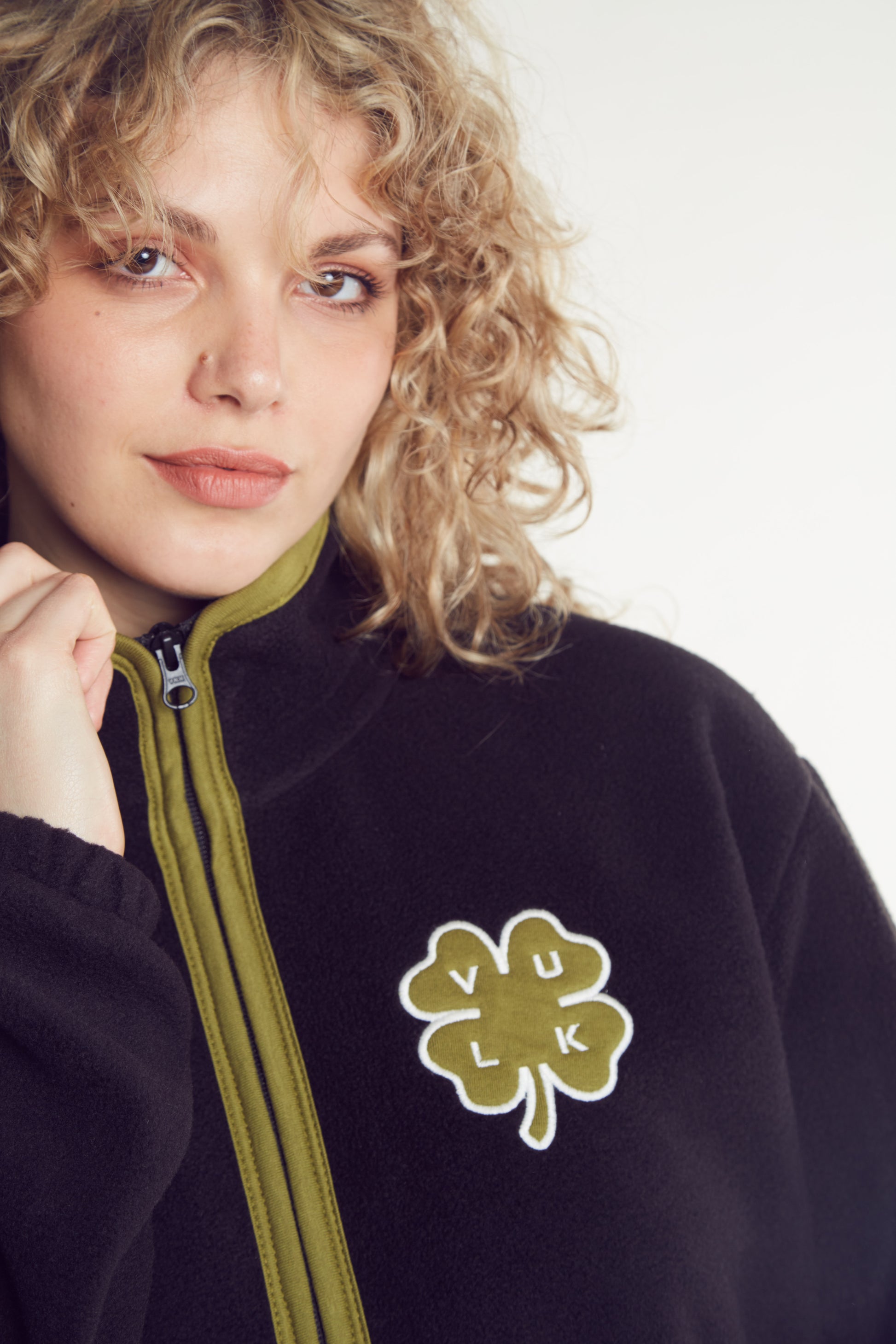 campera_canguro_vulk_lucky_cozy_ziphood_black#BK#BLACK